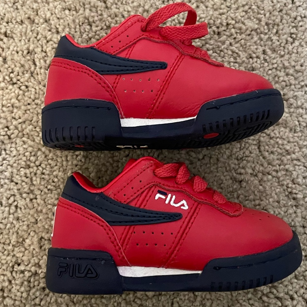 Toddler FILA shoes / boys Size 5
